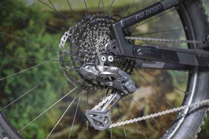 Shimanos elektrische XT Di2 schaltet auf Wunsch vollautomatisch, angepasst an eine gewünschte Trittfrequenz. Außerdem wird Schalten im Rollen ohne Kurbelbewegung möglich. Dafür setzt Centurion auf Kette und Kassette mit Shimanos Linkglide-Technologie. Nur 11 Gänge und etwas schwerer – aber dafür langlebiger und robuster.