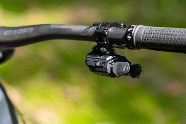 Der kabellose Di2-Shifter sorgt für zackige Gangwechsel. Über den kleinen Knopf kann zwischen Schaltautomatik, Halbautomatik und manuellem Modus gewechselt werden.