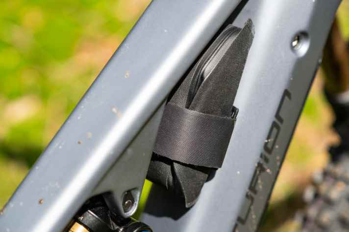 The bag on the down tube has space for a spare tube and tools or other accessories - protected from dirt.