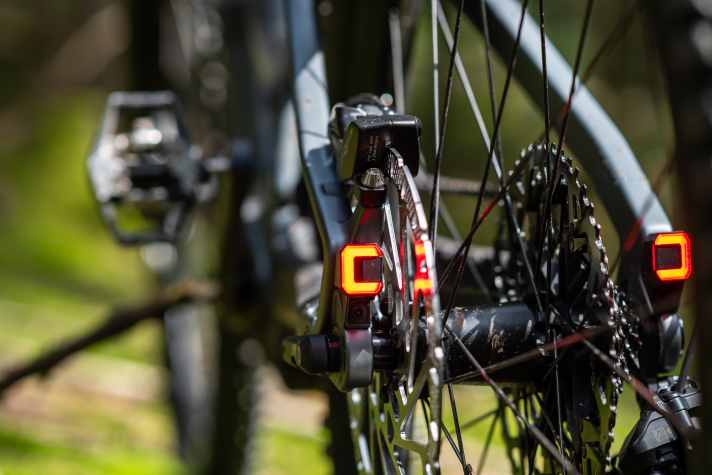 The rear lights are discreetly integrated into the rear triangle. Each with juice from the main battery.