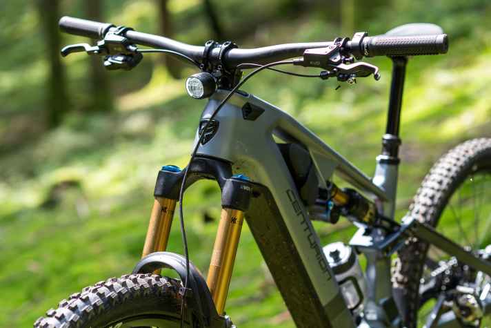 Despite the nominally high stack value, the front of the Centurion No Pogo R7000 is rather low because the handlebars are flat.