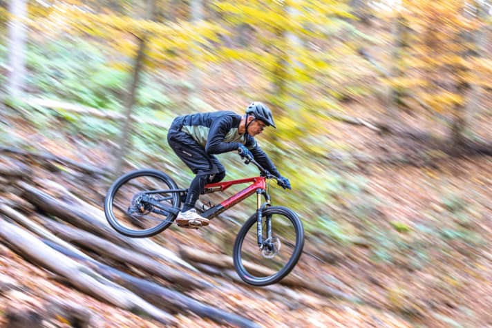 The lively character of the No Pogo SL encourages some flying manoeuvres.