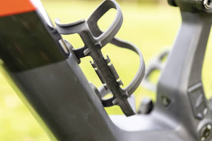 A mini-pump or other tool can be attached to the Centurion bottle cage using rubber straps. Centurion offers a suitable pump.