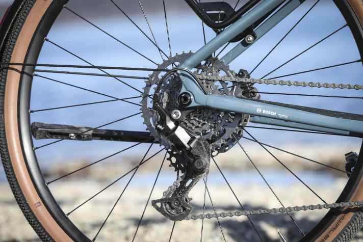 The cheapest version of Shimano's Cues only offers nine gears: good range but simple shifting feel and coarse gear gradation.