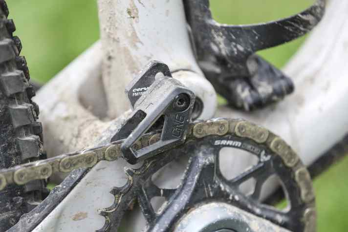 Eine Kettenführung von One Up verhindert am Cervélo MTB unschöne Überraschungen im Rennen.