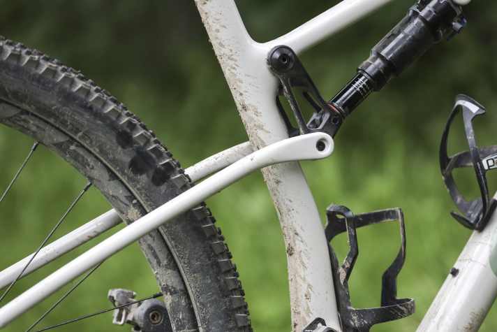 The absence of an additional rear pivot bearing in the Flex-Pivot design saves weight on the carbon frame of the Cervélo Fullys.