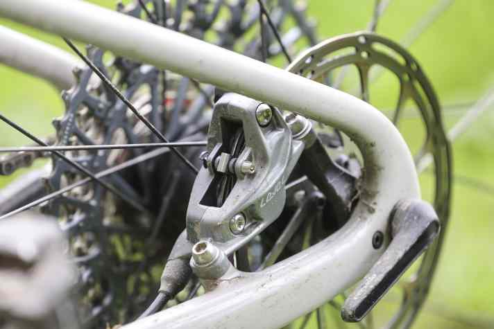 The four pistons of the Sram Level Stealth Bronze brakes made the small 160-millimetre disc glow on long Alpine descents.