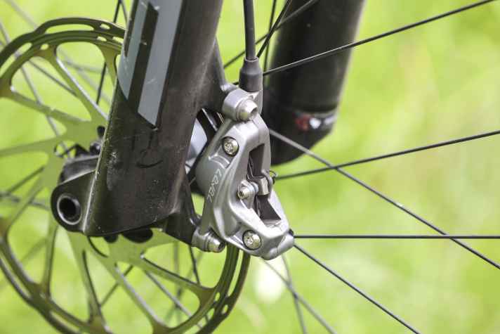 Nice to have, in der Marathon-Praxis aber kaum besser, als andere Optionen: die Sram Level Stealth mit vier Kolben am Cervélo ZFS-5 Testbike.