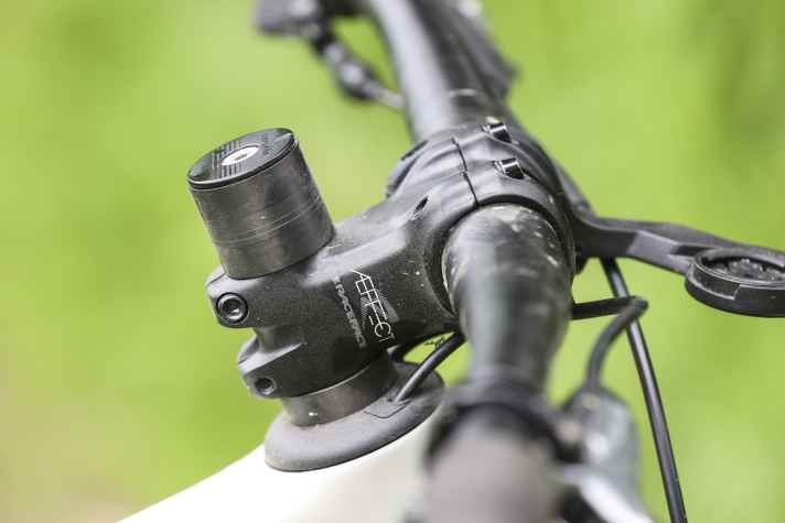 Zugunsten einer sportlichen Fahrposition senkten wir den Vorbau ab. Dieser ist mit 60 Millimetern auffallend kurz für ein Racebike in Größe XL.