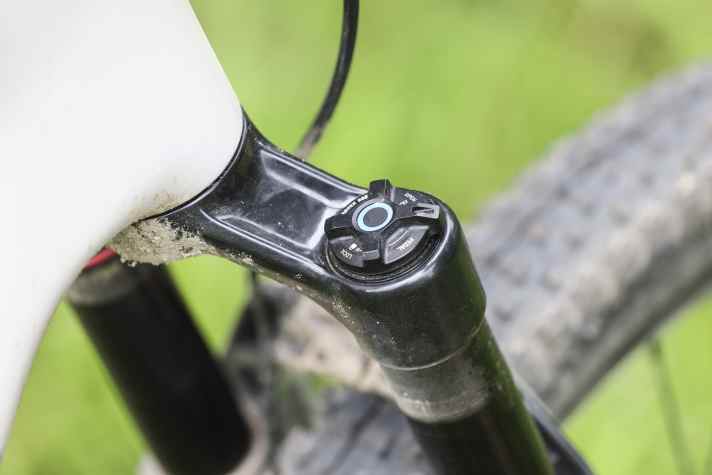 To stabilise the suspension of the Cervélo ZFS-5, two steps are necessary: One to the shock and one to the fork crown.