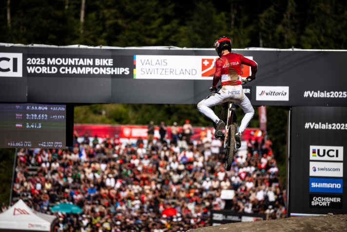 Rumgoofen für die Zuschauer: Andreas Kolb muss nach einem Sturz im unteren Bereich des Tracks nicht mehr auf die Zeit achten. Bis dahin war der schnelle Österreicher auf Podiumskurs.