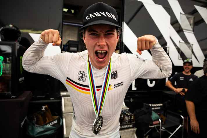 Flexen für die Kamera: Henri Kiefer. Wir sagen: Wer Leistung bringt, darf auch „claimen“.