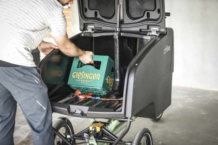 Two crates of drinks fit on top of each other at the rear. The lid of the cargo box is held in place by a gas pressure spring.