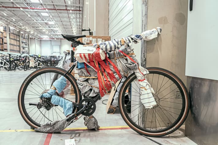 Christo bei Upway: Dieser Kunde war beim Einpacken seines Bikes besonders kreativ.