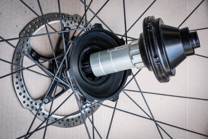 Das gekapselte Planetengetriebe dürfte praktisch wartungsfrei sein. Öffnen kann es nur der Hersteller. Über den genauen Aufbau schweigt Classified sich aus.