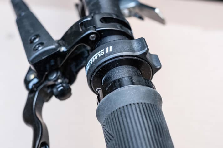 The smooth-running ring switch on the handlebar sends its commands to the rear wheel using battery power. One charge should last for 10,000 gear changes.
