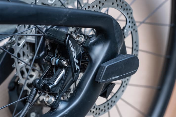 Am Ende der speziellen Steckachse sitzt der Empfänger – robust, aber exponiert. Darunter lugt die Drehmomentstütze für die Schaltnabe hervor.