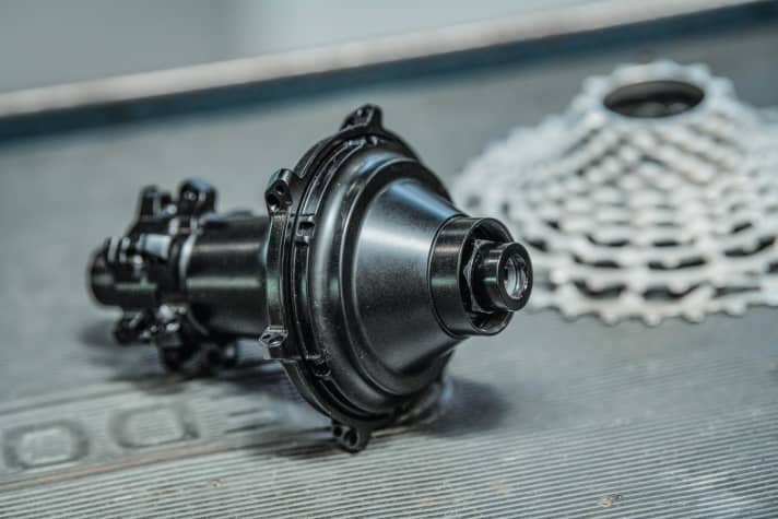 <a href="https://www.bike-magazin.de/komponenten/schaltungen/getriebenabe-der-zukunft/" target="_blank" rel="noopener noreferrer">Classified</a> offers an electrically powered combination of derailleur and hub gears. Although the hubs are produced in Belgium, the bottleneck of derailleur gears remains.
