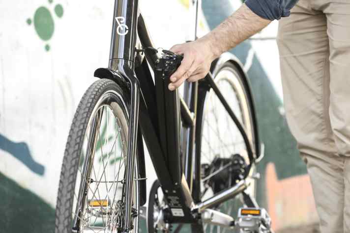 The battery can be removed from the side for charging. A rarity for stylish and lightweight e-bikes.