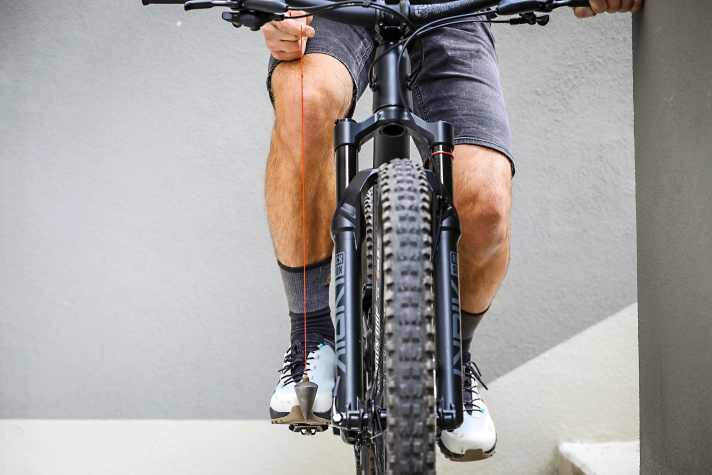 Hier nimmt man am besten einen Freund/Freundin zur Hilfe, der/die von vorne die korrekte Position anpeilt: mit dem Knie senkrecht über dem Pedal.