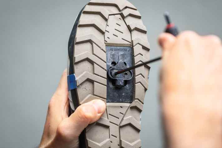 Ordentlich festziehen nicht vergessen. Zu lockere Cleats können zu schweren Stürzen führen!