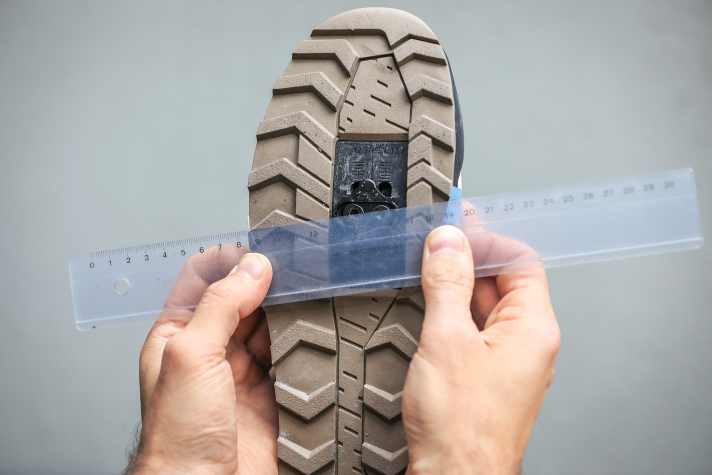 Mit einem Lineal verbindet man die eben markierten Stellen.