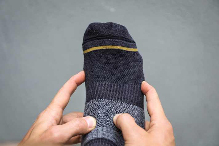 Ohne Schuhe lassen sich die Zehengrundgelenke leichter ertasten