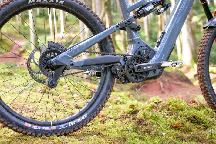 Typical Moustache: The motor is installed in a rotated position so that the 780 watt-hour battery sits as low as possible in the down tube. This gives the Clutch a lower centre of gravity, which improves handling.