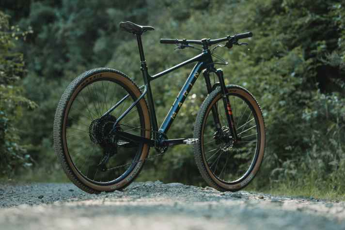 Mit breiten Reifen und längerer Gabel soll das neue Marin Team Marin ein geländegängiges Allround-Hardtail mit Luminium-Rahmen sein.