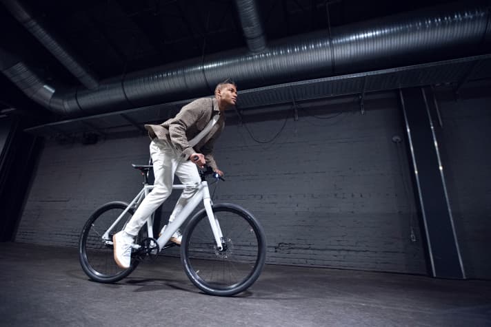 Mit 50 mm breiten Reifen und einem fast unsichtbaren E-Antrieb wirkt das E-Bike wie ein cooler Singlespeeder - aber es hat genug E-Schwung für die City.