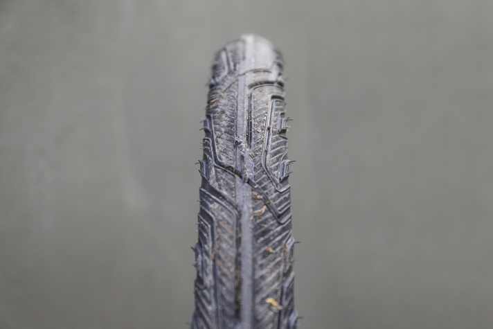 Das ungewöhnliche Schulterprofil raschelt im Neuzustand leicht beim Fahren. Auch bei Nässe verzahnt sich das Profil sicher mit dem Untergrund.