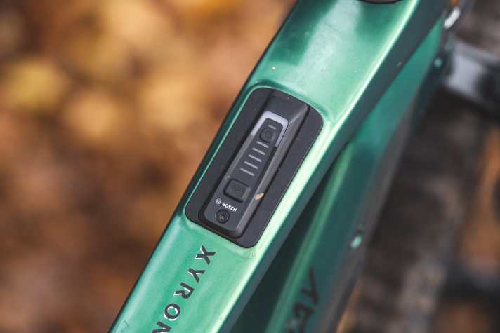 Der Systemcontroller sitzt auf einer Adapterplatte im Oberrohr. So ist das Chassis für eine künftige Displaygeneration vorbereitet.