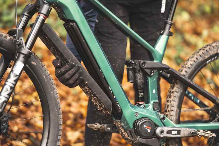 Die Batterie sitzt unter einem Cover, das werkzeuglos abgenommen werden kann. Der Akku ist mit einem Schloss gesichert.