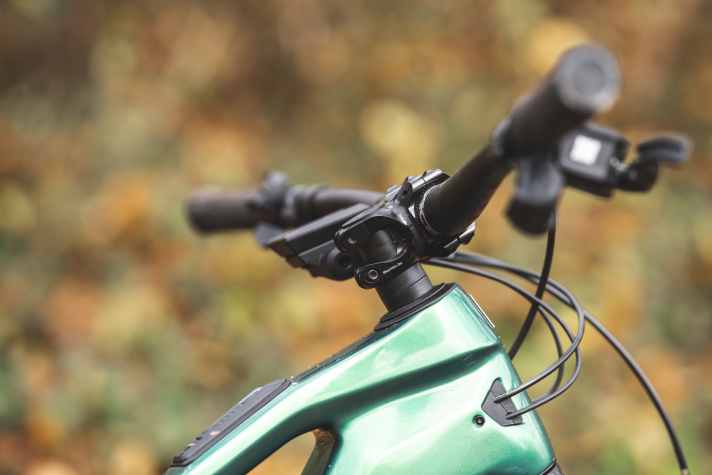 Flacher Steuersatzabschluss, flacher Lenker: So sitzt das Cockpit trotz zwei Zentimeter Spacer unter dem Vorbau tief. Wer es höher mag, greift zu einem Riser-Lenker.