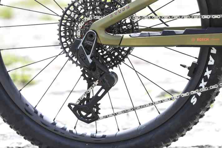 Fitting the Sram Eagle Transmission rear derailleurs is not complicated, but must be done carefully. The direct mount connection has already come loose several times on various bikes in our tests, which paralyses the shifting process.