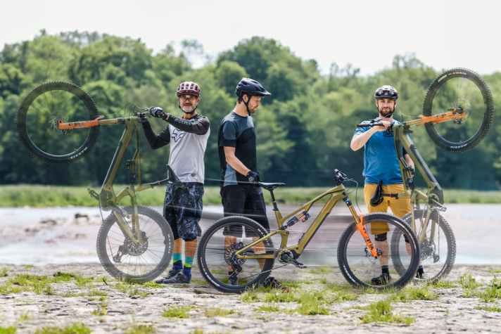 Teamwork: Damit das Dauertestbike von Conway ordentlich Kilometer bekommt, nimmt sich das Kernteam von EMTB der Sache an. Von links: EMTB-Chefredakteur Josh Welz, Testleiter Florentin Vesenbeckh und Redakteur Adrian Kaether.