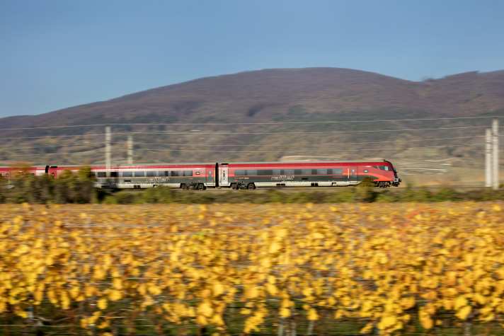 Unfortunately, word has already got around that the Railjet helps to avoid traffic jams over the Brenner construction site.