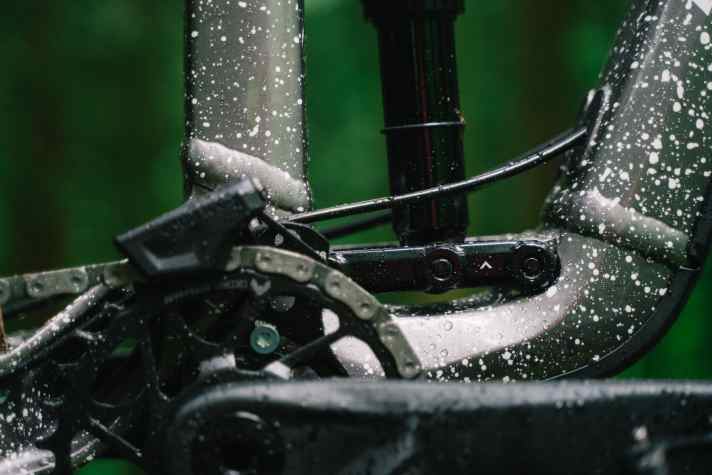 C.H.I.P.S. bezeichnet die Verstrebungen am unteren Dämpferauge. Über diese lassen sich High- und Low-Setting sowie die Progression des Fahrwerks anpassen.