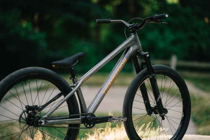 The new aluminium frame is the heart of the revised Transition PBJ and is designed to meet the requirements of today's dirt jumpers better than the old steel model