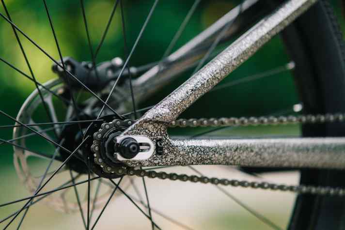 Die Kettenstrebenlänge bleibt bei beiden PBJ-Varianten gleich kurz für ein reaktives Fahrverhalten