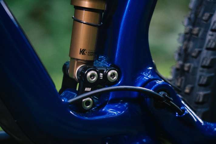 The geometry can be customised using the FlipChip: The steering angle changes by 0.5 degrees and the bottom bracket height by 7 millimetres.