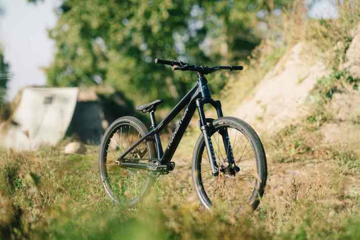 Für kleine Shredder gibt es das PBJ auch in einer 24-Zoll-Version, dann mit Manitou-Gabel statt einer Marzocchi