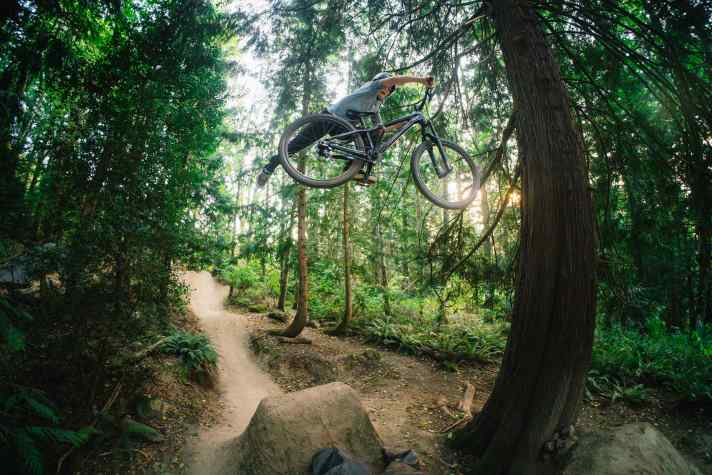 Das längere Modell mit 420er Reach soll vor allem mit Stabilität auf Dirt Jumps punkten