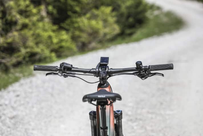 The wide, flat cockpit on the Corratec MTC 120 Pro further emphasises the sporty riding position. For more comfort, you could shorten the handlebars and add wing grips.