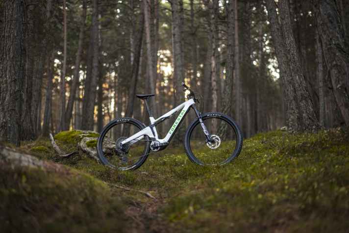 Das Topmodell E-Cygnus Diode kommt mit einem Race-Fahrwerk von Rockshox und wiegt 17,6 Kilogramm in Größe L.