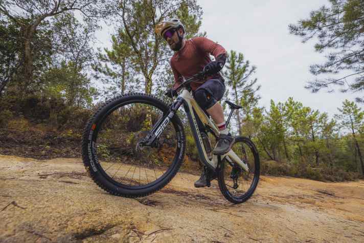 Although the shock bobs slightly when seated, the drive efficiency when pedalling is good. The good traction and low front end are also pleasing in key technical sections.