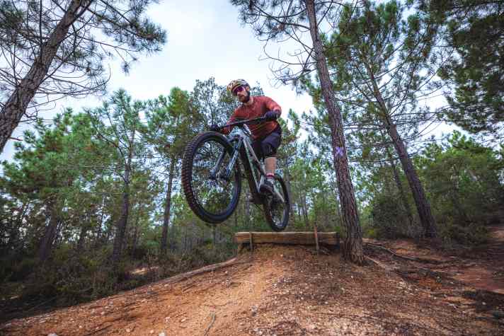 The E-Cygnus also copes well with smaller jumps or drops and even encourages an aggressive line. However, the version with a longer fork is also recommended here.