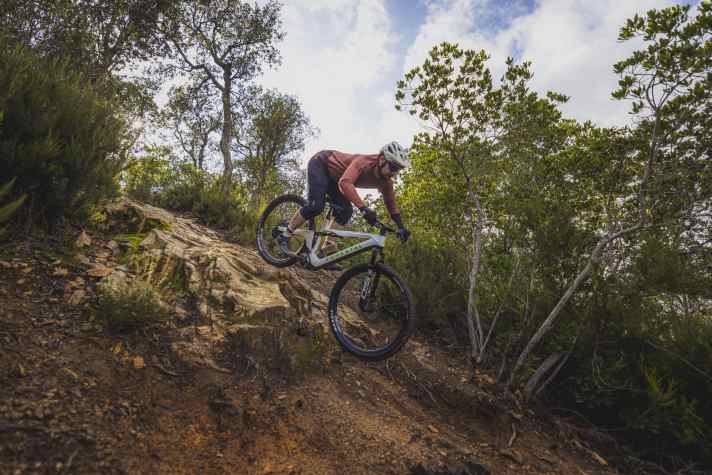 The low front end and steep head angle require a little confidence on steep terrain. However, when things get bumpy downhill, the rear suspension on the E-Cygnus can score points.