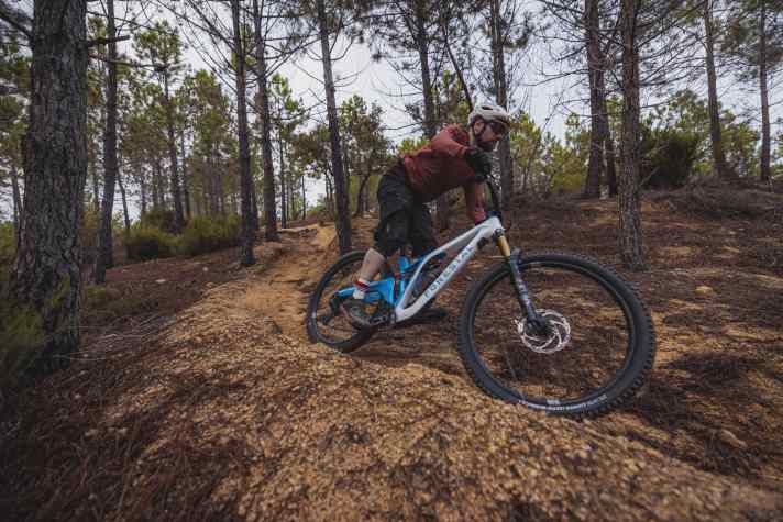 The less extreme geometry makes it easy to find your balance on the bike. However, with 445 millimetre chainstays, the Forestal is not as playful as it could be.