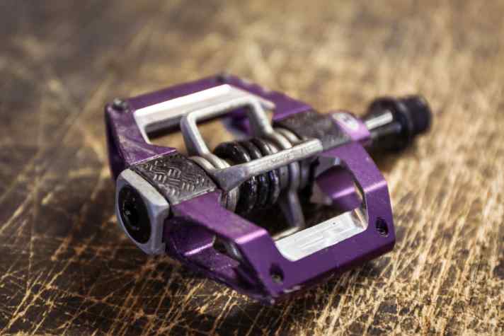 Klicksysteme wie das von Crankbrothers bieten Vorteile wie Vierfach-Einstieg oder etwas bessere Selbstreinigung, sind aber gewöhnungsbedürftig.